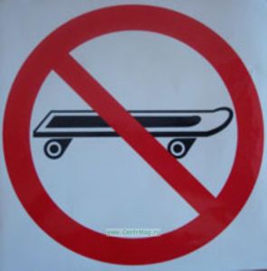 Запрещается кататься на скейте. Знак