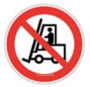 Запрещается движение средств напольного транспорта. Знак