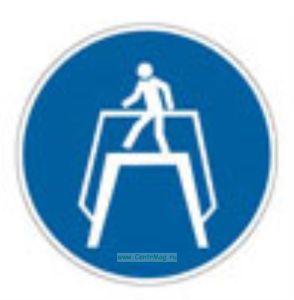 Переходить по надземному переходу. Знак