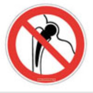 Запрещается работа (присутствие) людей, имеющих металлические импланты. Знак